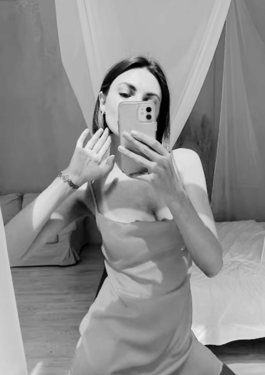 Le facteur m’a baisée dans mon entrée, entre deux tournées